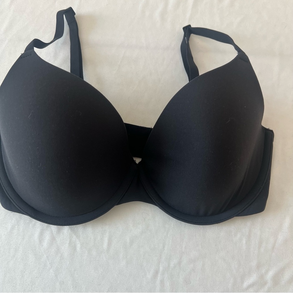 SKIMS 32D Black T-Shirt Bra Lightly Lined Underwire Seamless Everyday Essential